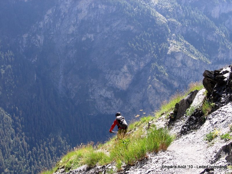 #9 Les Clots : Dernier plongeon sur le sentier schisteux amenant au Refuge des clots Les Clots : Dernier plongeon sur le sentier schisteux amenant au Refuge des clots