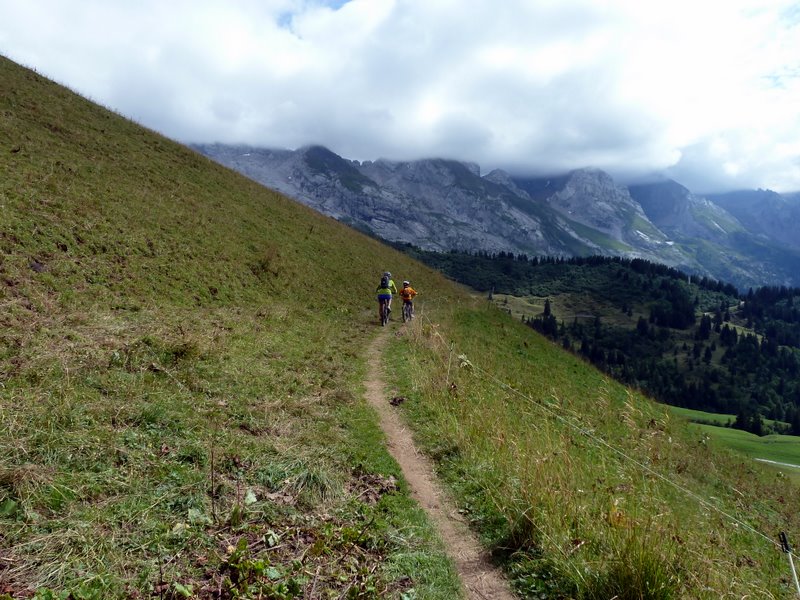 #2 Col du Marolli : Descente face aux Aravis, dans les nuages malheureusement Col du Marolli : Descente face aux Aravis, dans les nuages malheureusement