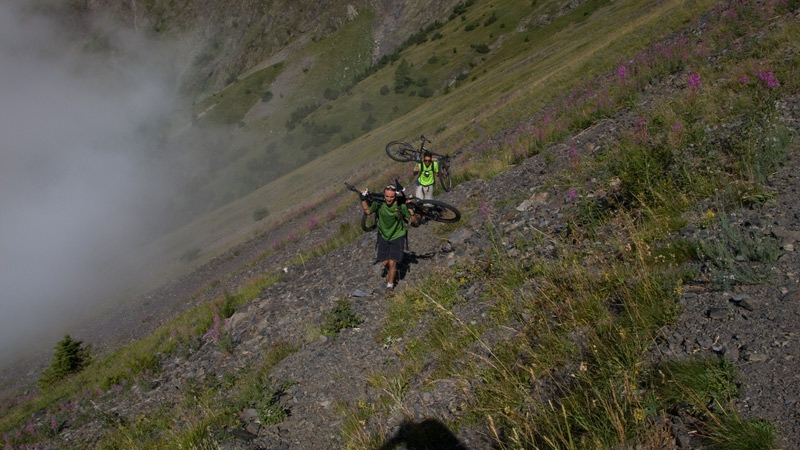 #2 Coiro, versant Sud : Geux et Florent sortent de la mer de nuage Coiro, versant Sud : Geux et Florent sortent de la mer de nuage