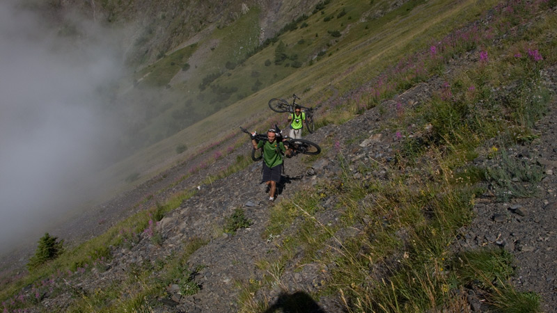 Coiro, versant Sud : Geux et Florent sortent de la mer de nuage