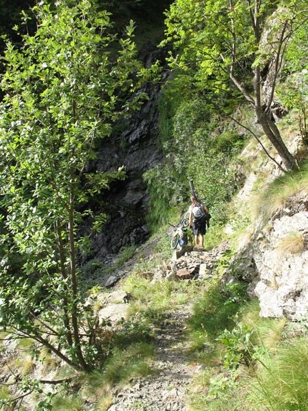 #4 un peu de portage : sentier en balcon pour la montée un peu de portage : sentier en balcon pour la montée