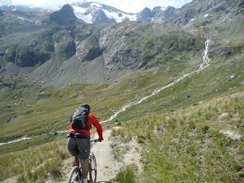 #12 Descente dans la vallée : Descente dans la vallée, face aux jolies cascades Descente dans la vallée : Descente dans la vallée, face aux jolies cascades