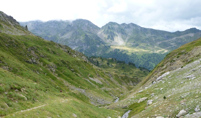 #3 Au loin Jean-Pierre... : ... la tête dans les nuages Au loin Jean-Pierre... : ... la tête dans les nuages