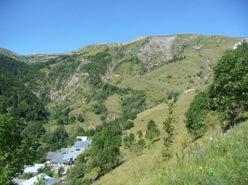 #1 Lac Fourchu : Au-dessus de la Grenonnière, on aperçoit la piste de montée au loin. Lac Fourchu : Au-dessus de la Grenonnière, on aperçoit la piste de montée au loin.
