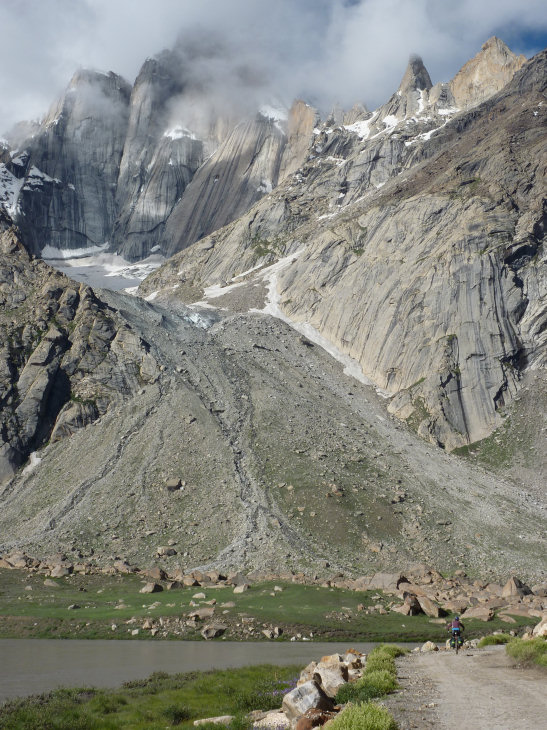 Nun Kun : le massif du Nun Kun depuis la haute vallée de la Suru