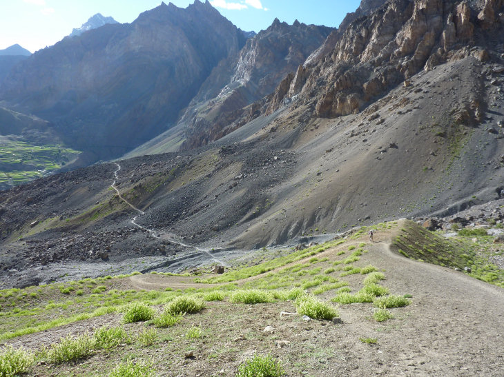 #20 Lingshed (Ladakh) : beau sentier pour descendre sur Lingshed Lingshed (Ladakh) : beau sentier pour descendre sur Lingshed