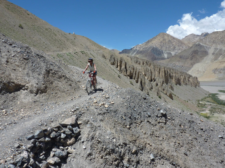#28 zanskar : beau sentier au dessus du Zanskar pour descendre sur Pigmo zanskar : beau sentier au dessus du Zanskar pour descendre sur Pigmo