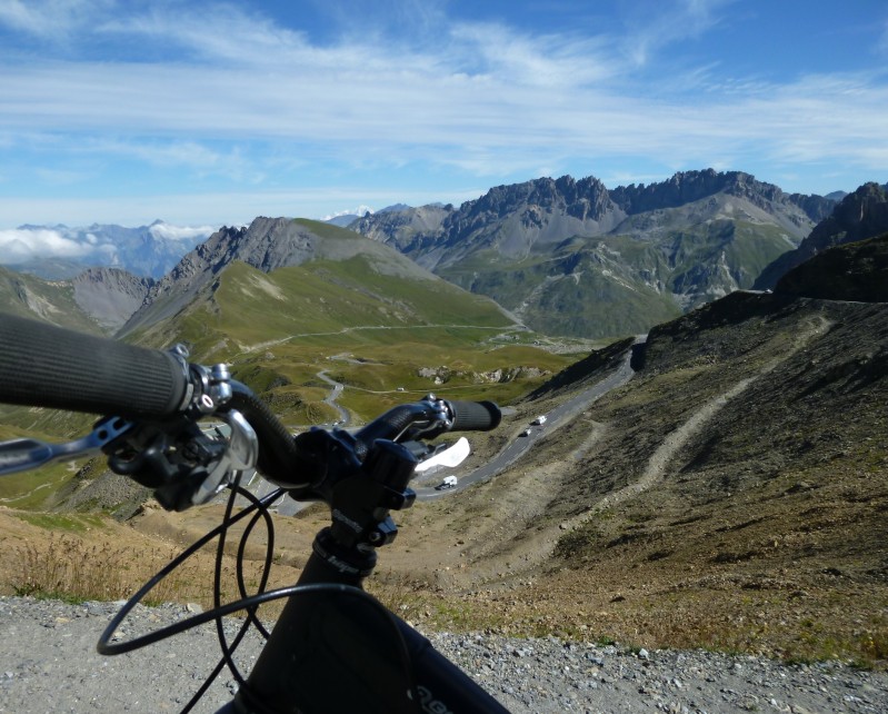 #2 Col du Galibier : et moi aussi je suis là, sous le panneau lol ! Col du Galibier : et moi aussi je suis là, sous le panneau lol !