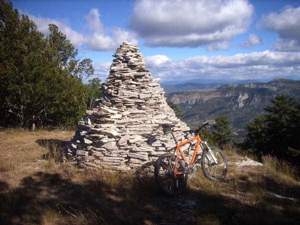 #4 Cairn du Tréboux : et les pierres plates de Lure Cairn du Tréboux : et les pierres plates de Lure