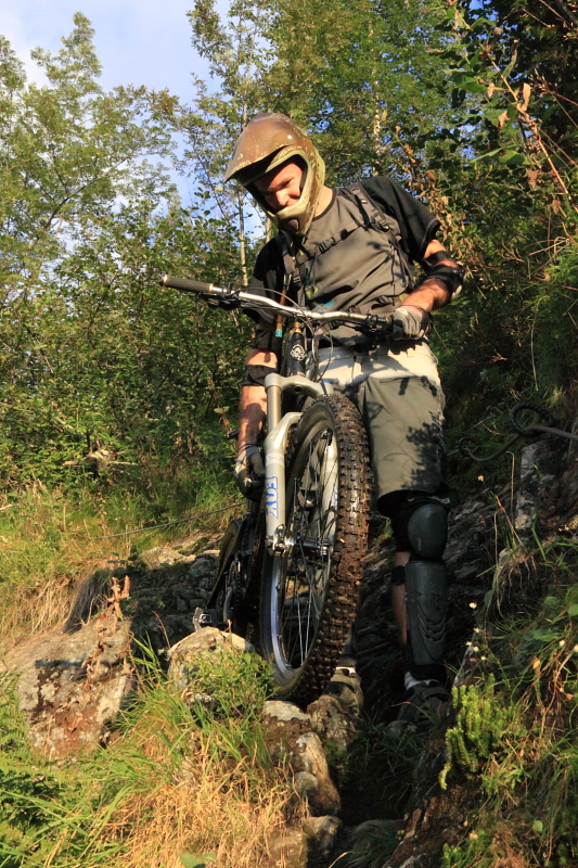 Tant qu'à tout foirer : on continue en s'épargnant 200m de D+ contre le sentier direct de la cascade du dard (simili via ferrata sur 30%) avec qq trop rares épingle bien tendues expo passées sur le vélo