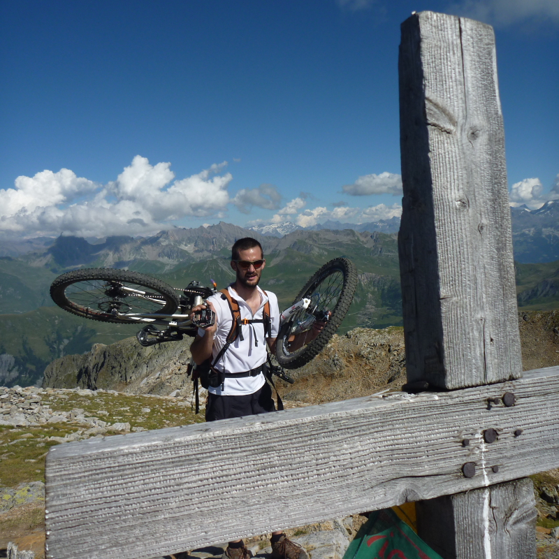 Arrivée au sommet : a chacun sa croix