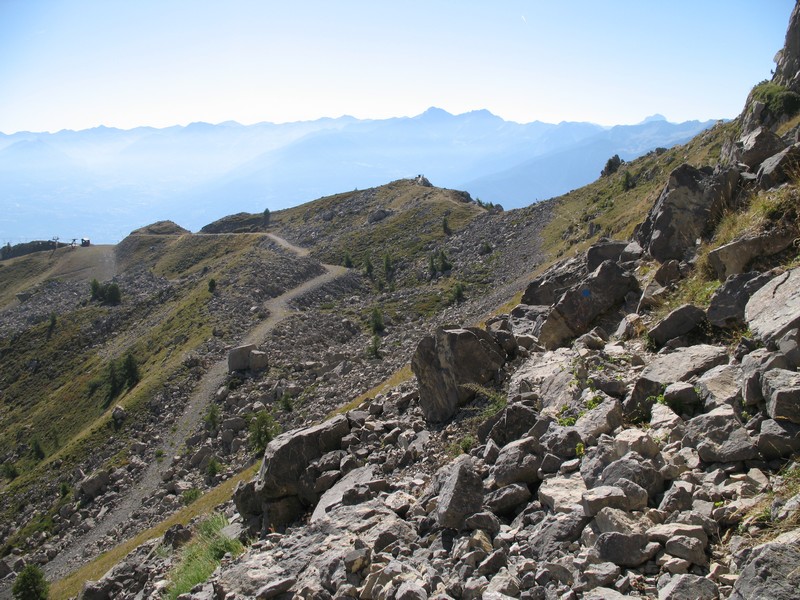 #5 vue dominante lors de la monté : piste d vue dominante lors de la monté : piste d'exploitation de la station bien visible
le sentier traverse horizontalement depuis la crête