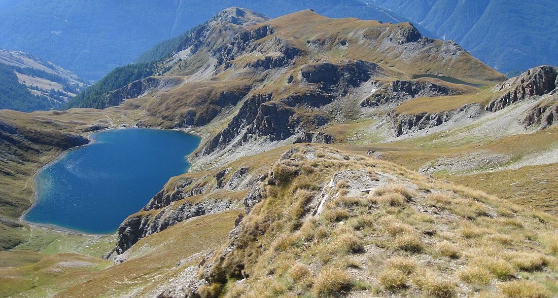 #3 Du sommet 2907m : Vue plongeante sur le Grand Laus et le Lac Mézan Du sommet 2907m : Vue plongeante sur le Grand Laus et le Lac Mézan