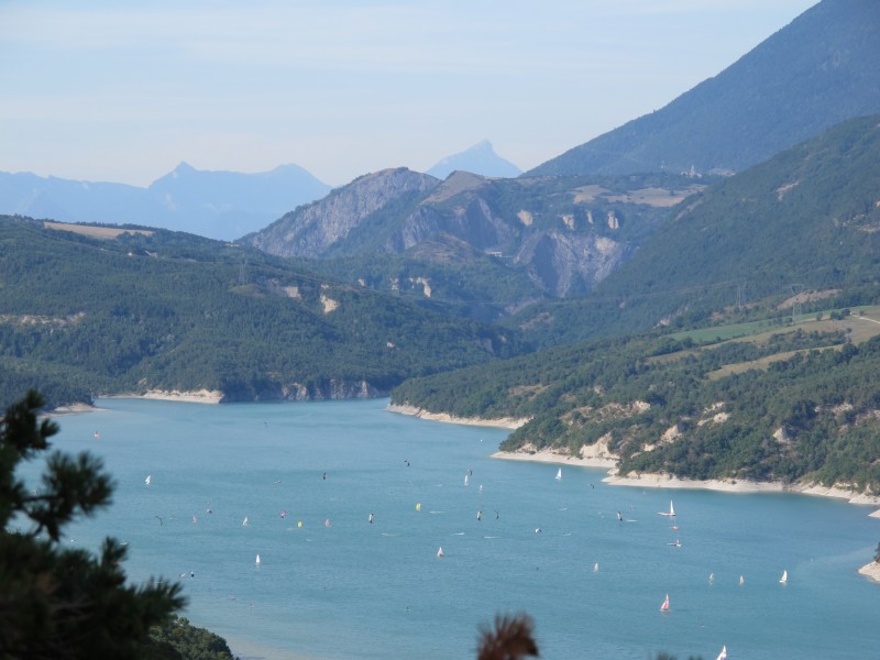 Vue Nord : Jusqu'à Chamechaude, avec le ballet de voiles sur le lac... Mes colocs, vous êtes où ?