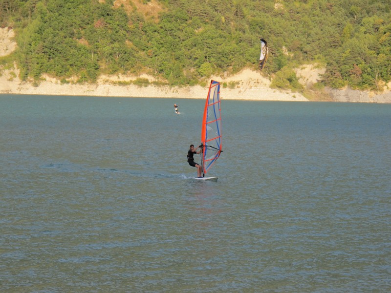 Xavier ... : Je n'ai pas osé mettre la photo où tu fais un angle de 45° avec la voile, ni celle de la blonde (charmante) qui était à côté de nous...