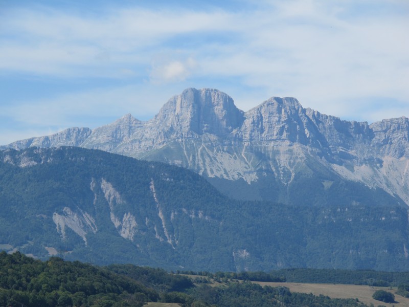 Les Deux Soeurs : Superbe vue sur toute la barrière Est du Vercors, côté Est du lac.