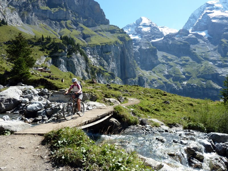#25 Oeschinensee : Descente au dessus du lac avec le Fründenhorn au fond Oeschinensee : Descente au dessus du lac avec le Fründenhorn au fond