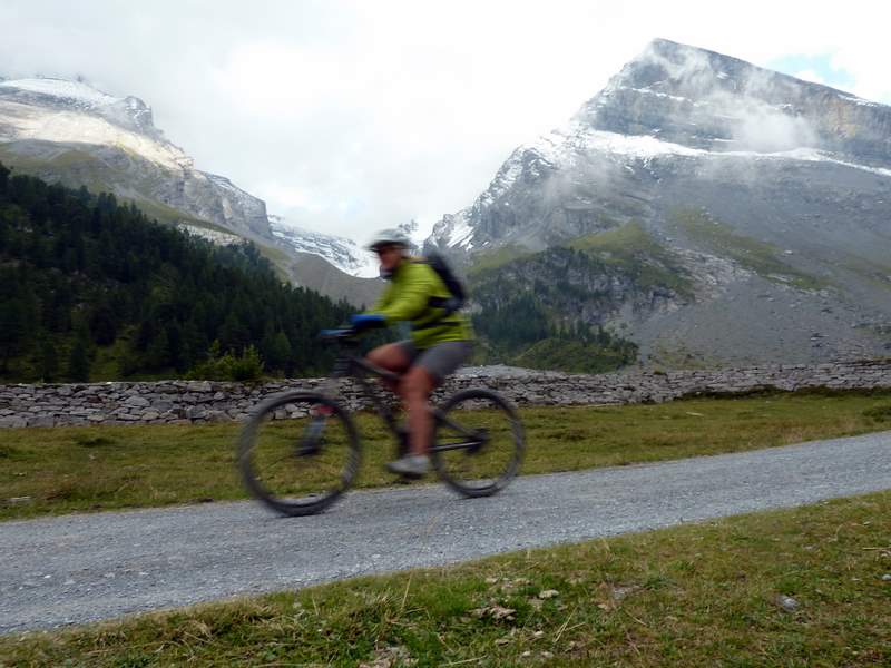 #14 Gemmipass : Descente sous l Gemmipass : Descente sous l'Altels et le Balmhorn