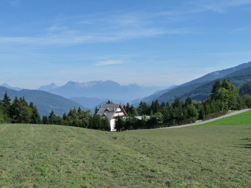#8 Réveil : Vue sur les Bauges à l Réveil : Vue sur les Bauges à l'heure du petit déj' , un peu au dessus du col du Barrioz.