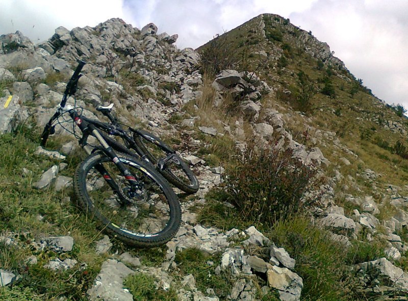 #8 Descente du Cuchon : Un des passages Bien Bien cassant qui paaaase (le sentier passe juste à gauche de l Descente du Cuchon : Un des passages Bien Bien cassant qui paaaase (le sentier passe juste à gauche de l'arbuste, derrière le vélo !!)
