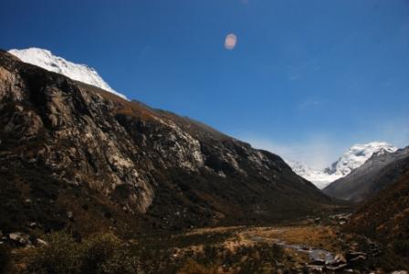 La vallee, et ses sommets.... : Le fond de la vallée et tous ses sommets dont le Ranrapalca, Palcaraju et Pucaranja tous des 6000