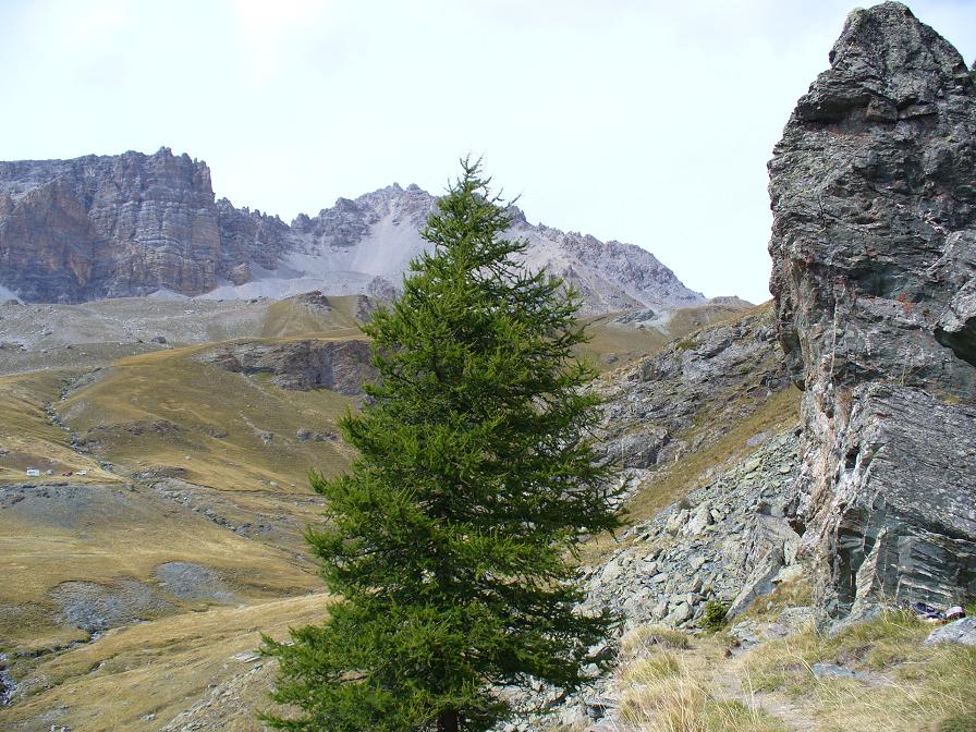 Sentier Balcon : Vue sur Péas