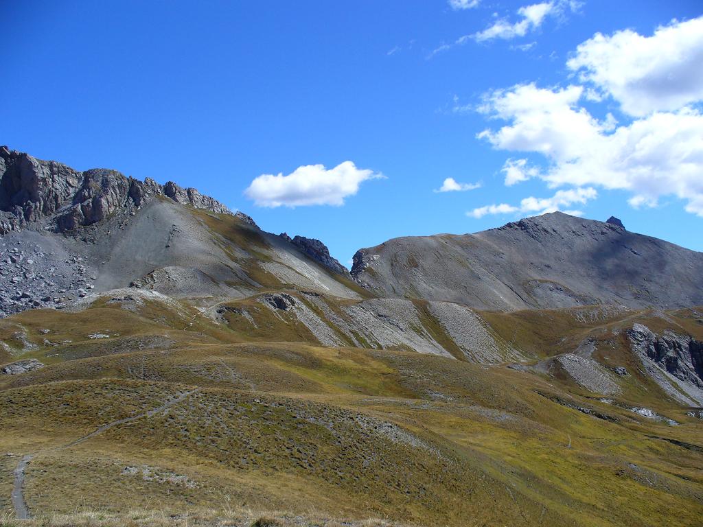 Montée : Le col du Lauzon en vue, c'est la brèche au milieu ...