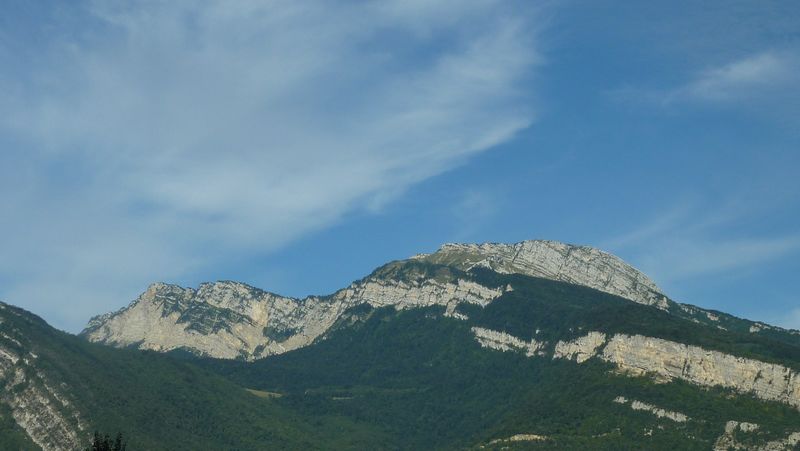 Chartreuse : Rochers de Chalves et du Lorzier sous un voile d'altitude naissant