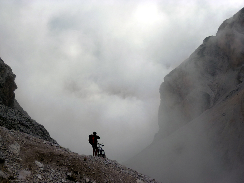 Sennesertal : Amorce du pierrier. Jacques contemple et immortalise l'instant