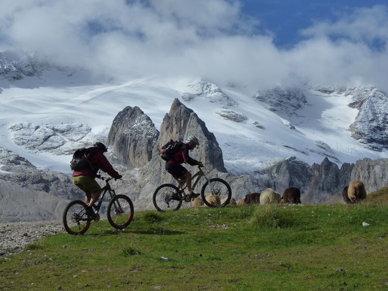 Marmolada : Le Ded et Christophe au tout début de l'excellent sentier géologique d'Arabba sur fond de glacier