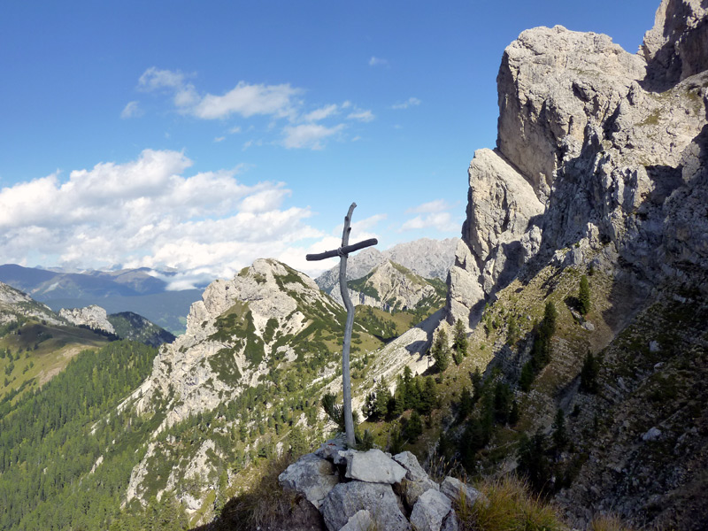Forcella di Chiesa : A gauche, en limite de forêt, le Passo Serla puis derrière le baton vertical de la croix, le Flodige Sattel et enfin le pierrier.