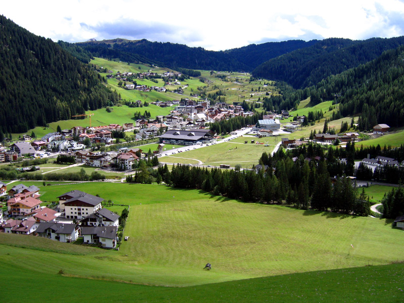 Corvara : Belle bourgade au pied de la longue montée du Passo Campolongo