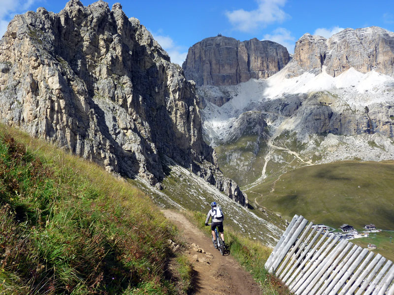 Passo Pordoi : Yann ride la via 601, beau sentier cassant jusqu'au col routier de Passo Pordoi