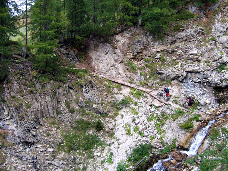 Sentier : Sentier géologique d'Arabba en dessous de Sourasasc (T4, NR au dessus)