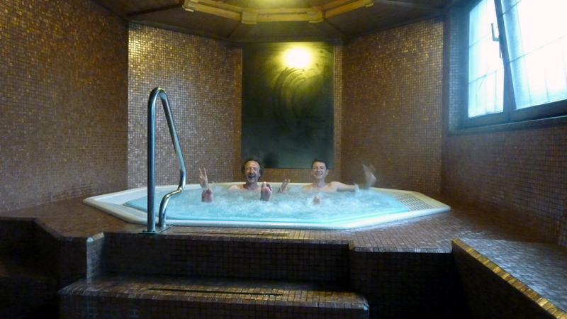 #86 Hôtel Olympia : ... et jacuzzi. Heureux les compères Doudou et Jacques Hôtel Olympia : ... et jacuzzi. Heureux les compères Doudou et Jacques