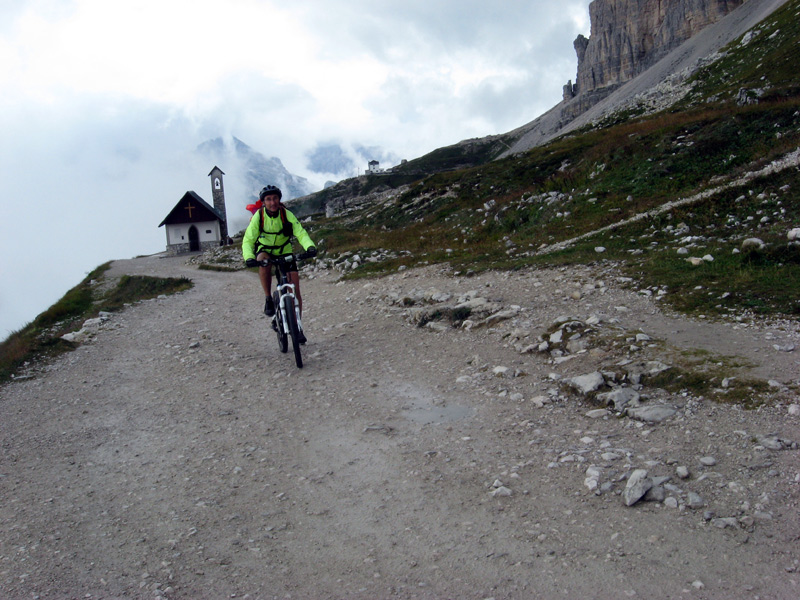 Tre Cime di Lavaredo : Patou sur la Via 101 qui mène au Forcella Lavaredo au pied des Tre Cime