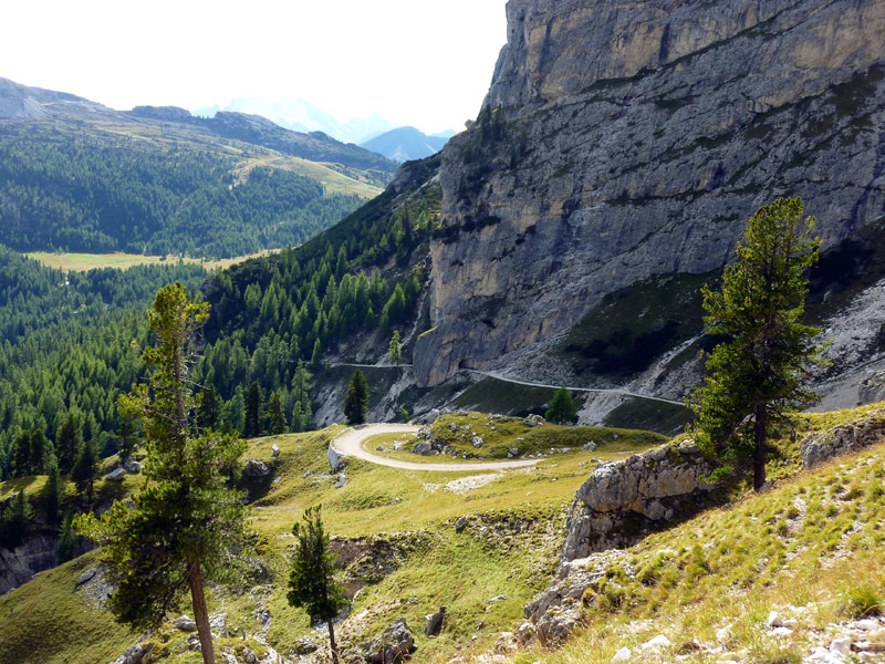 Via 412 : Belle piste bien entretenue et aérienne qui offre de beaux points de vue sur le Mont Cernera et les aiguilles de Croda di Lago (photo suivante)