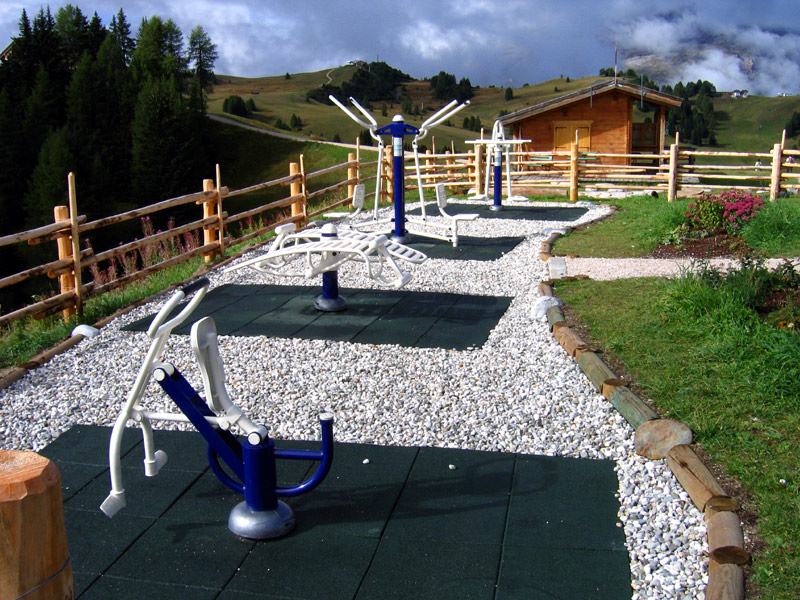 #77 Alta Badia : Salle de muscu en plein air, bondée les jours de (trés) beau temps Alta Badia : Salle de muscu en plein air, bondée les jours de (trés) beau temps