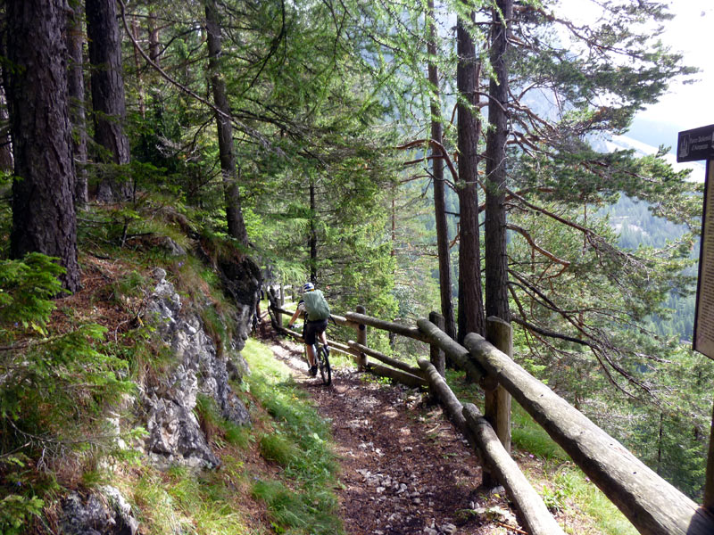 Via 201 : Sentier ludique coincé entre route et piste