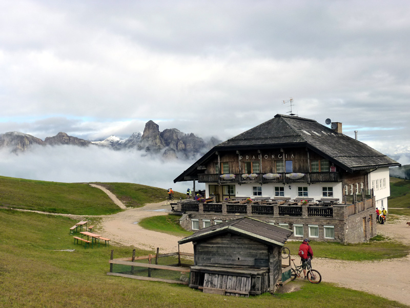 #71 J5 - Utia Pralongia : Notre refuge ***** au petit matin J5 - Utia Pralongia : Notre refuge ***** au petit matin