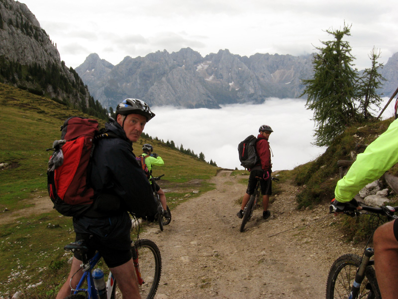 Via 120 : Départ du refuge par la Via 120, belle piste roulante. On se demande s'il est vraiment obligatoire de plonger dans la nebia!