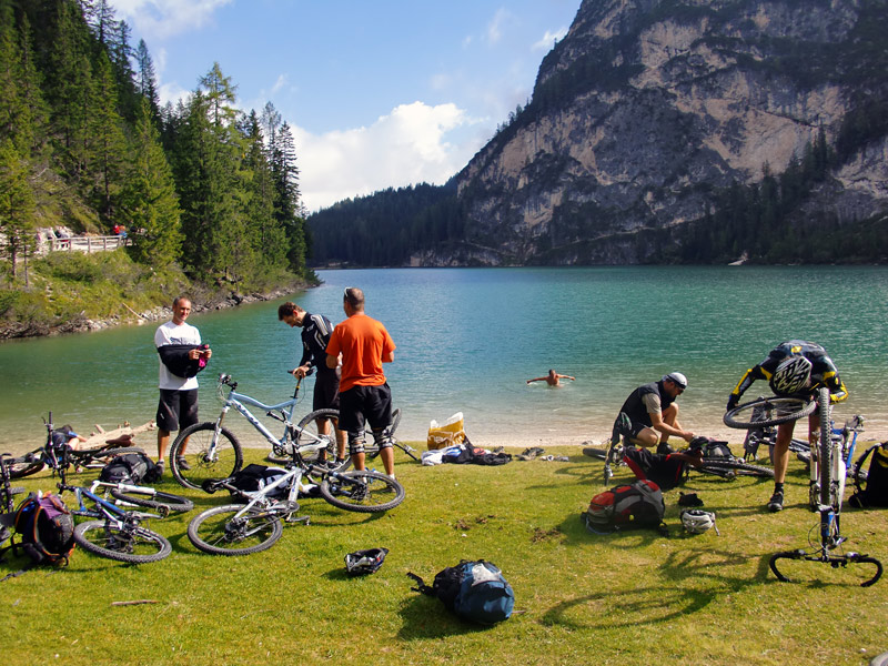 Lago di Braies : Certains se sont mis au boulot avant la pose