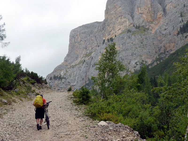 Via 10 : La piste qui remonte le Val di Fanes est parfois bien raide