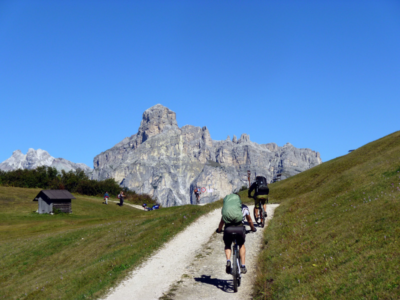 Via 1022 : En direction de Utia Inzija en contrebas, versant Sud, de Pralongia