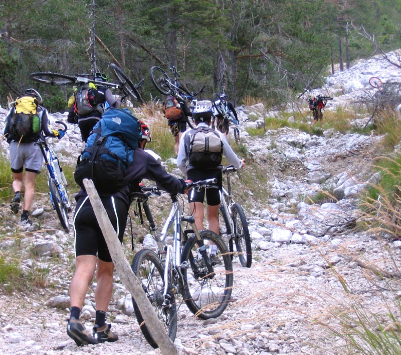 #3 J1 - Fiames : Petit portage au départ pour retrouver rapidement la via 208 J1 - Fiames : Petit portage au départ pour retrouver rapidement la via 208