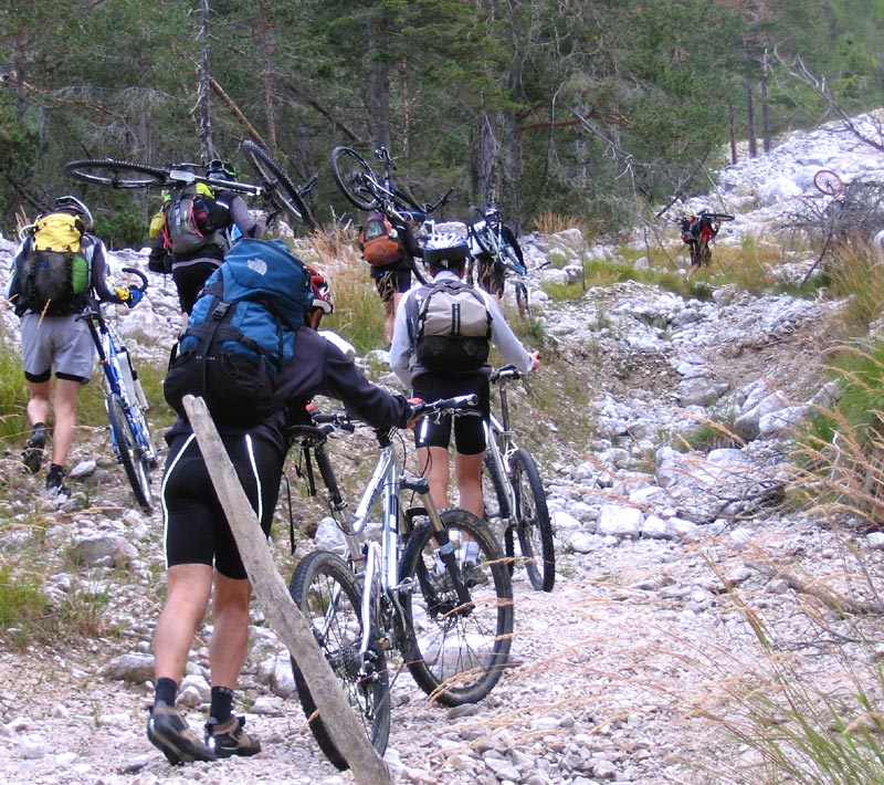 J1 - Fiames : Petit portage au départ pour retrouver rapidement la via 208