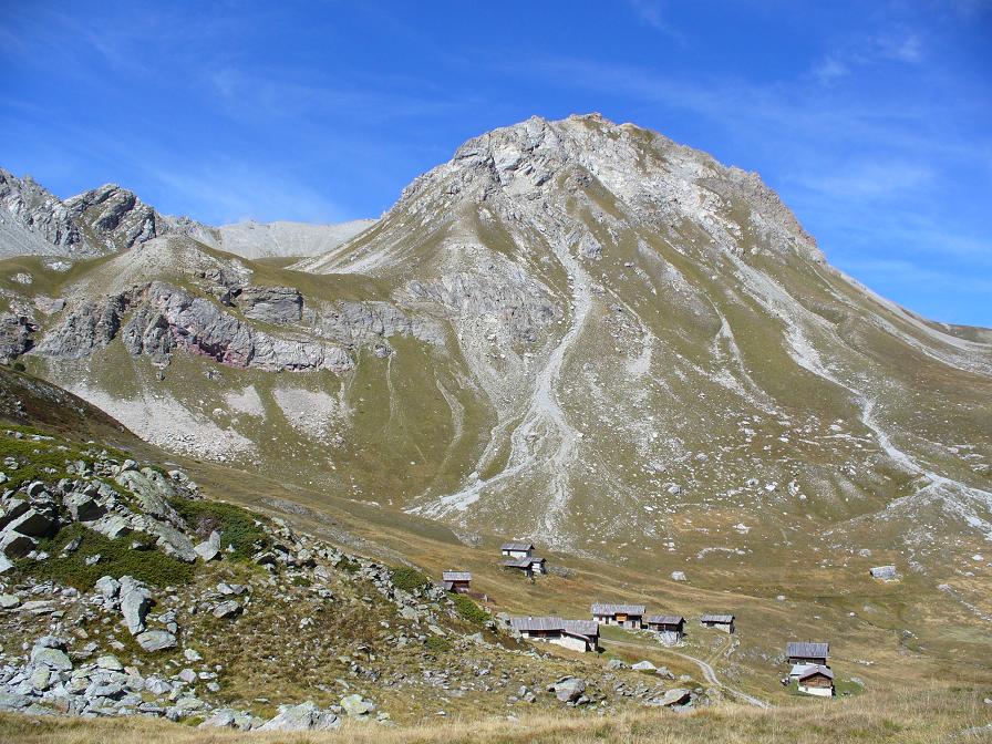 Montée : Vue sur les Chalets de Clapeyto