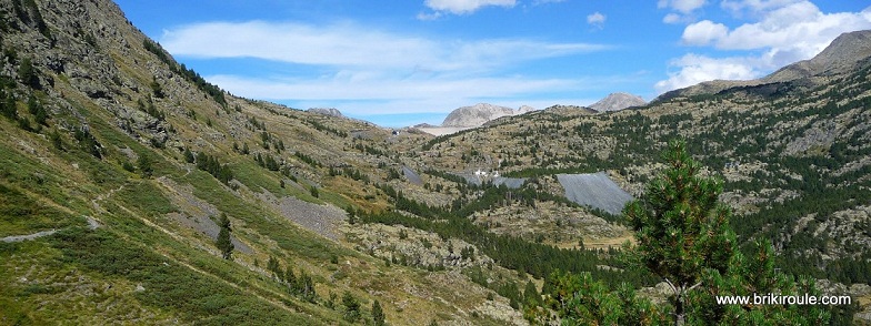 #13 Portella de Lanos : Vue sur le barrage du Lanoux, le sentier sur la gauche Portella de Lanos : Vue sur le barrage du Lanoux, le sentier sur la gauche