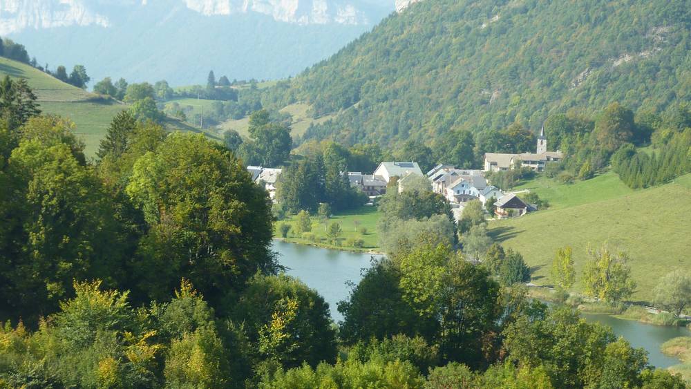 La Thuile et son lac : hameau bien isolé des Bauges