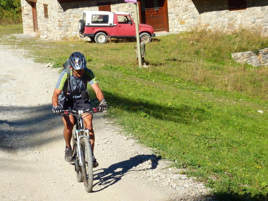 Diane chasseresse : A l’affût derrière le panneau de ski, à une coudée du 4x4.